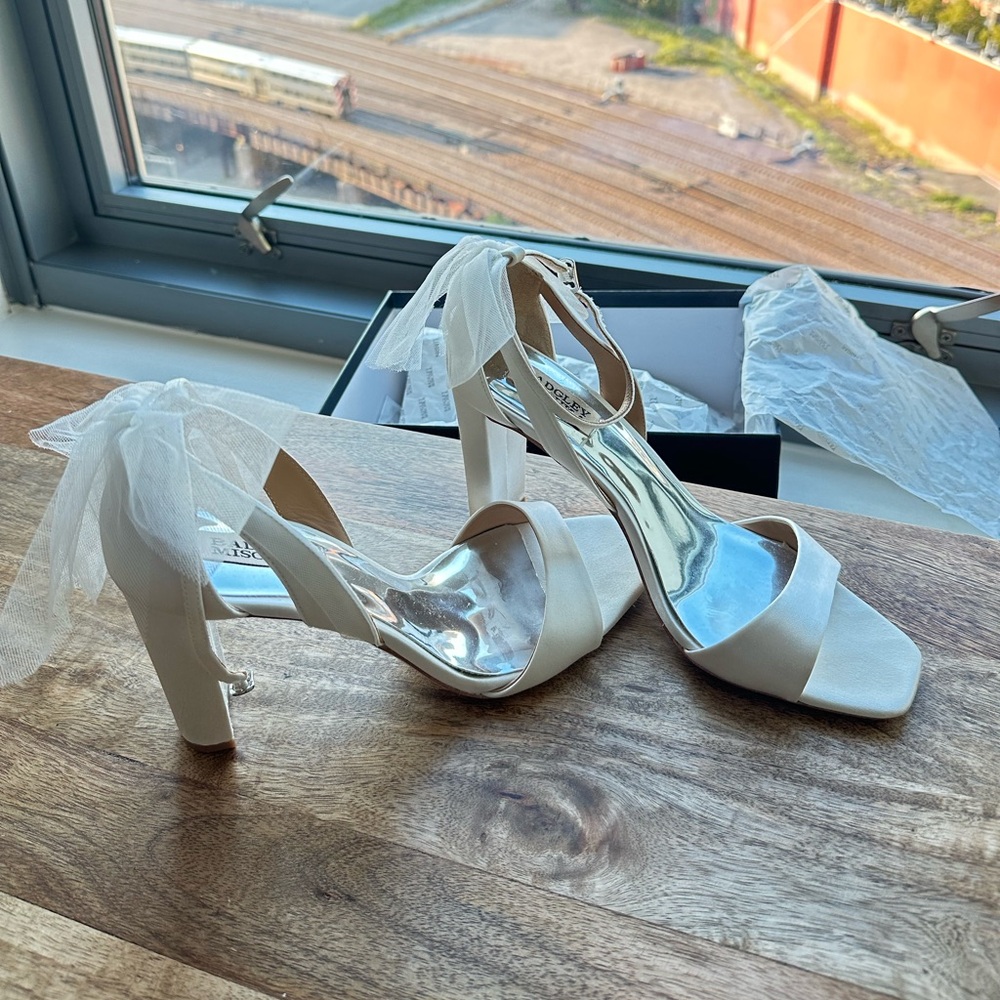Badgley Mischka White heels